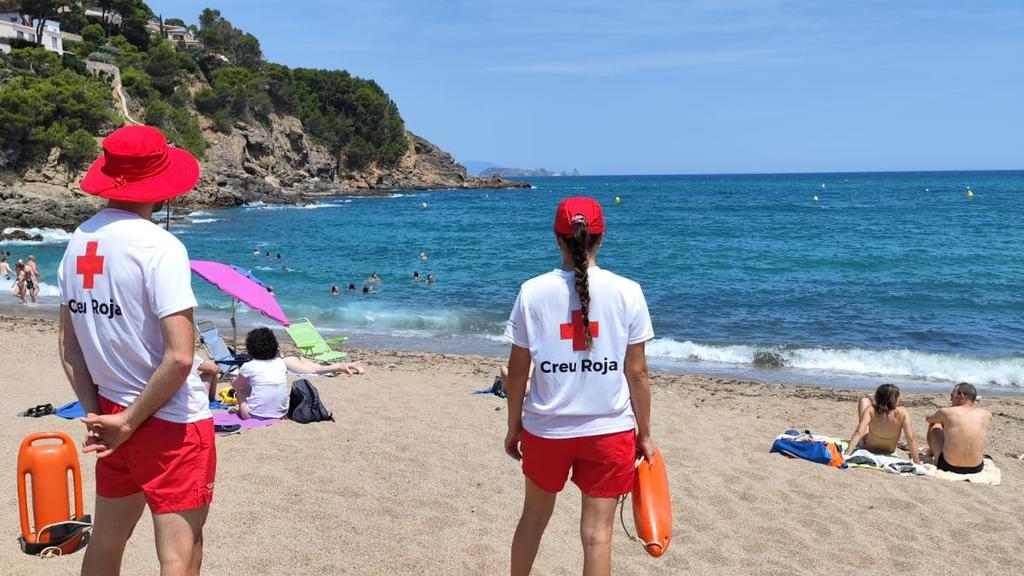 Iniciem servei de salvament i socorrisme a les platges de <a href="/AjBegur/">Ajuntament de Begur</a> (sa Riera, sa Tuna,  el Racó, i Aiguablava ) amb @CRPalafrugell #platgescreuroja