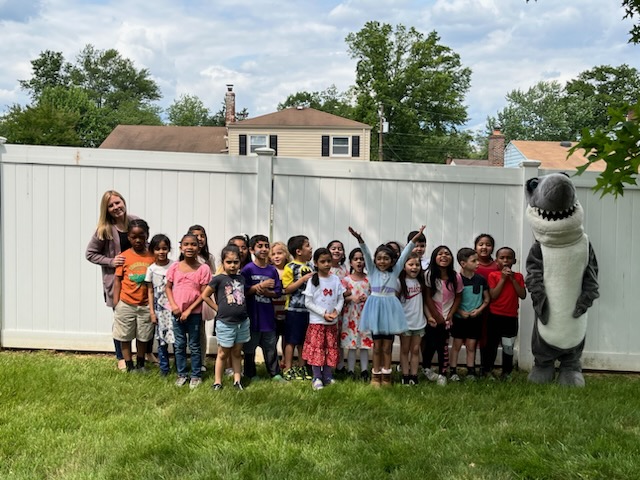 MJohnson501's tweet photo. Happy Summer from our K crew!  @OakPark_NPSD #OPsharks https://t.co/gcPLPNCPaR