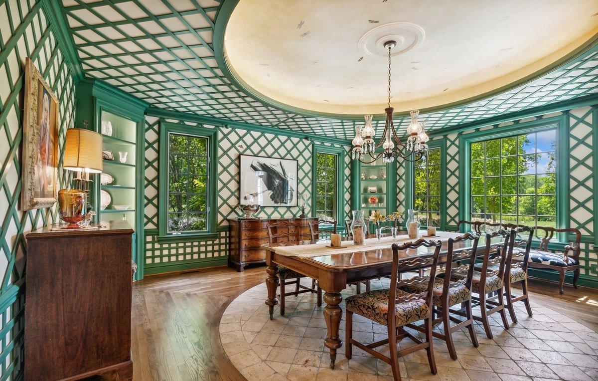 properties's tweet photo. Journey down a winding road to reach this luxurious French Country Chateau 🌳 🌷 #StopLookingStartFinding
----
1412 N Green Bay Rd | Lake Forest, IL 60045
Listed by Andra O'Neill 
Offered for $4,895,000
https://t.co/093Bi2sW67
#LakeForest #ChicagoSuburbs #MansionsofIG https://t.co/VZgYv41S6e