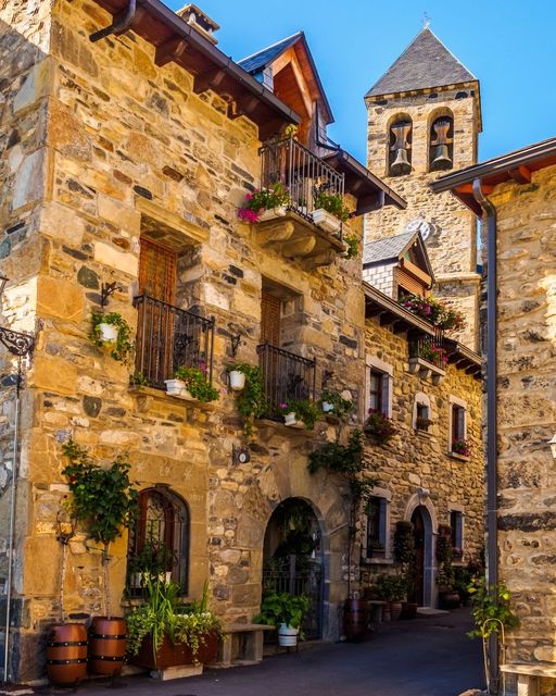 ¡#Lanuza te espera con su encanto mágico! ✨❤️ Descubre la provincia de Huesca y déjate cautivar por este pintoresco pueblo que te enamorará al instante. 😍 ¡Ven y vive una experiencia inolvidable! 🌄🏞️✨