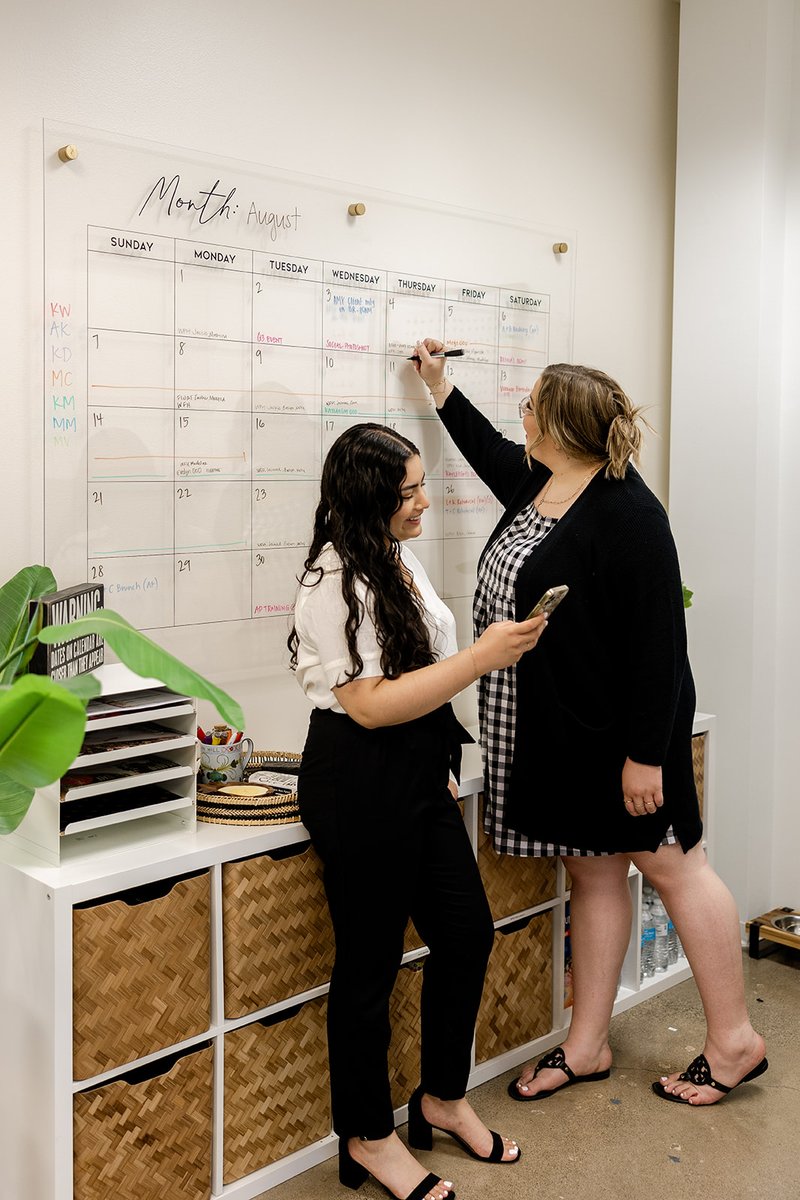 We're about to enter Q3, so let's talk editorial calendars!🗓 They’re a great way to keep your content organized + help you plan ahead!

✔️ Important holidays
✔️ Themes &amp; topics from your upcoming campaigns
✔️ Fun national/international days
✔️ Events related to your business