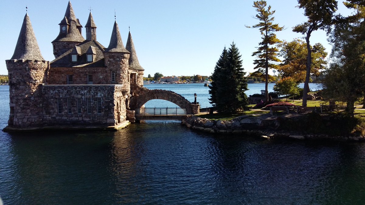 MiniiK09's tweet photo. A #castle like a fairy tale for #ThrowbackThursday post!
#Boldtcastle in #Thousandislands #Ontario 

Happy Thursday! 🌞🏰 https://t.co/gzRuWbqIpp