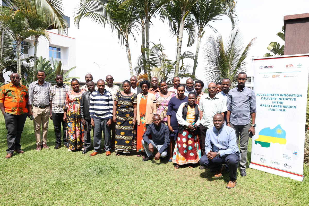 IITARWANDA's tweet photo. #AIDI Great Lakes

🍠Strengthen #OFSP seeds value chain🍠

@CipotatoRW @RwandaAgriBoard have engaged  Orange Flesh Sweet Potato Seed Multipliers in #Rwanda, train them &amp; share ideas on availability &amp; sustainability of OFSP seeds through Decentralised Vine Multiplication approach https://t.co/O1Hk2cih37