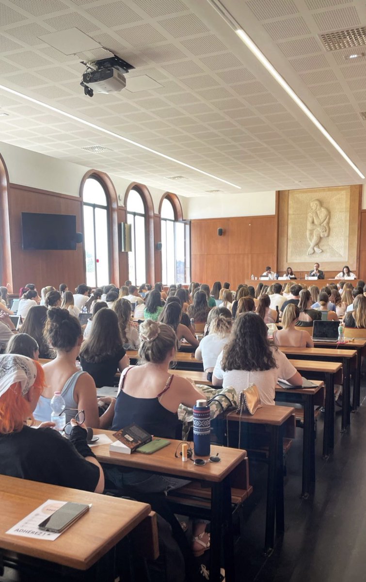 🎥 En direct de la conférence sur les métiers du droit pénal 
Des échanges riches, des professionnels pédagogues, des étudiants à l’écoute ✨