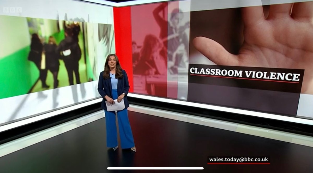 I met <a href="/JaneHillNews/">Jane Hill</a> in 2016 at one of the BBC’s Open Newsroom events

At the time, I was volunteering at a few local broadcasters/publications and trying to finding my way

Today, I said “Thanks Jane” as she handed to our programme 

✨full circle stuff✨