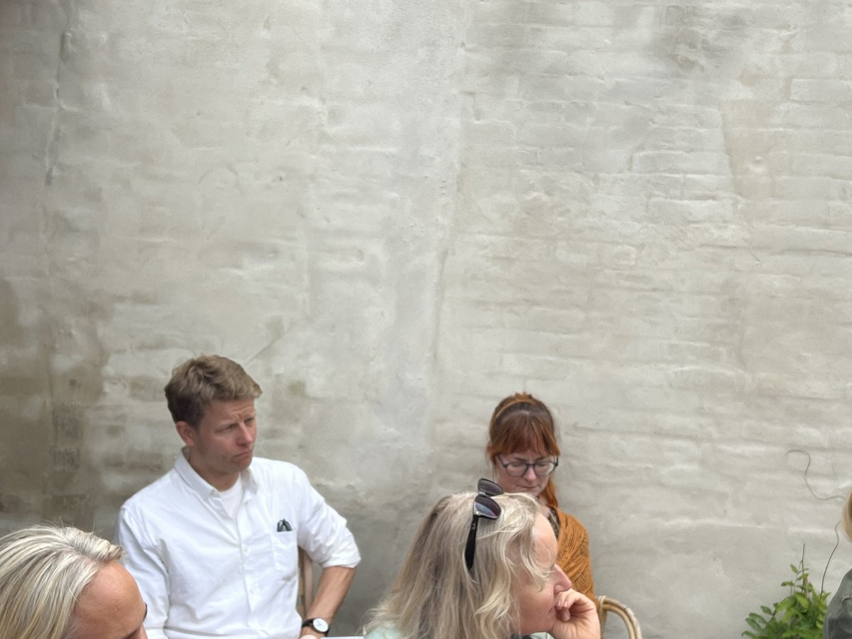 androrff's tweet photo. Og så er der debat om AI og kunst @KarenGroen, @kristianleth og @ChristianHave i #VillaSonja s fantastiske gård. Er i godt selskab @peterdalsgaard og @koefoed. #elsker #FM23. https://t.co/lWQTQhTE2g