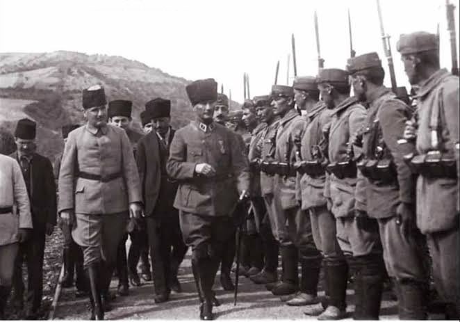 Atatürk, “Türkiyeli” sevdalılarına şöyle diyor!..
“Orduya ilk katıldığım günlerde, bir Arap binbaşısının ‘Kavm-i Necip evladına sen nasıl kötü muamele yaparsın’ diye tokatladığı bir Anadolu çocuğunun iki damla göz yaşında Türklük şuuruna erdim. Onda gördüm ve kuvvetle duydum.…