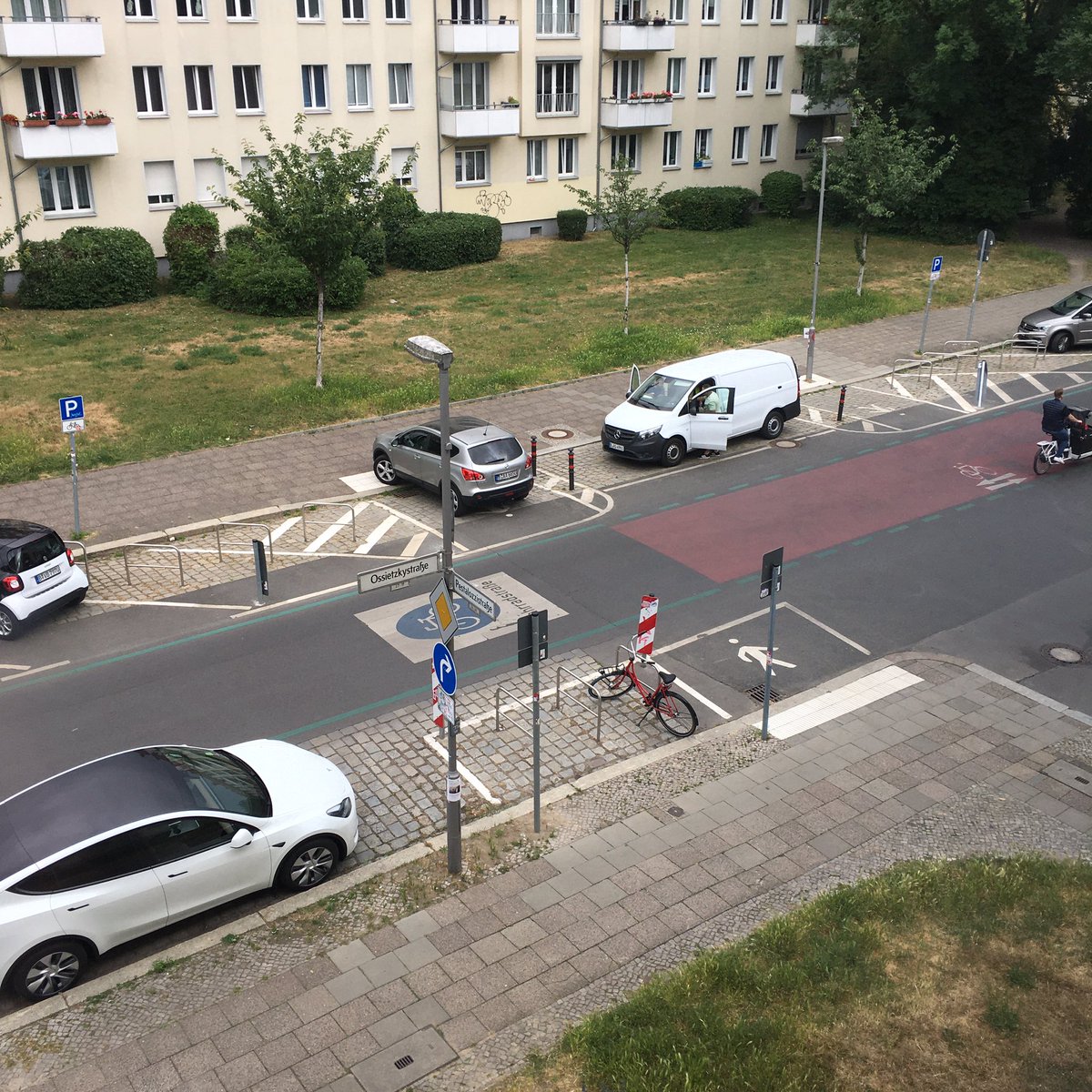 Weil das zu viel verlangt ist, auf der anderen Straßenseite zu parken. 🤬#NurMalEbenKurz #Fahrradstraße #Ossietzkystraße