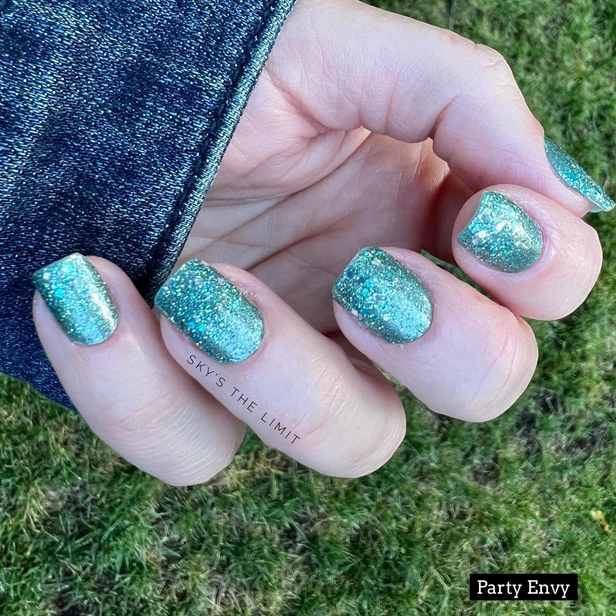 DanakaWeber's tweet photo. Hello Beautiful 🤩 Anniversary set will available while supplies last! #colorstreet #danakasvipnails https://t.co/hG3cV3xjbO