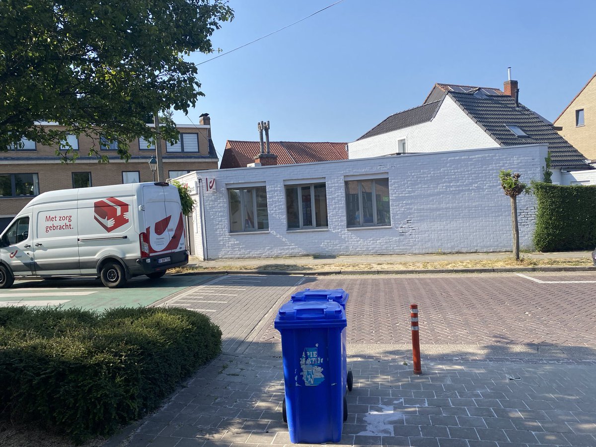 SakuraNoMae's tweet photo. .@bpost_nl #zebrapadparkeren zelfs wanneer er vrije reglementaire parkeerplaats beschikbaar is. https://t.co/4fGOC2UAtl
