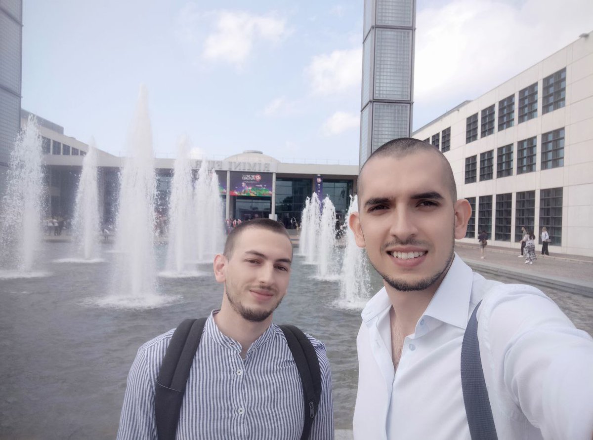 Blinking tweet media