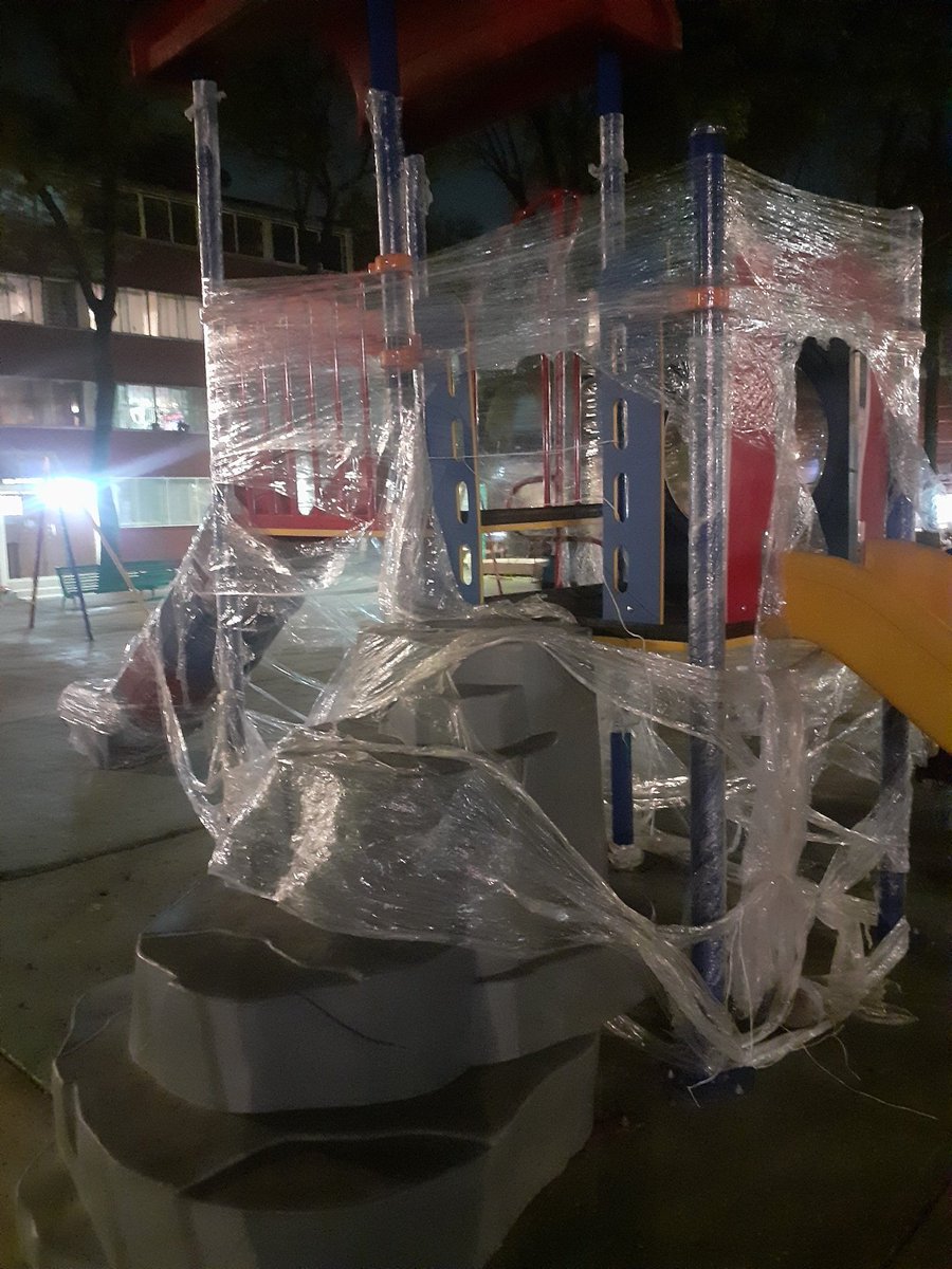 EdifPrimoVerdad's tweet photo. Así el juego nuevo instalado en Tlatelolco. Vecinos egoístas y con ganas de molestar. Vinieron a quitar el emplayer. Suponemos aconsejados por otros vecinos... Que horror que no respeten y cuidemos las nuevas propuestas que nos hace la @AlcCuauhtemocMx @SandraCuevas_ #Tlate❤ https://t.co/qZrAlzkp4H