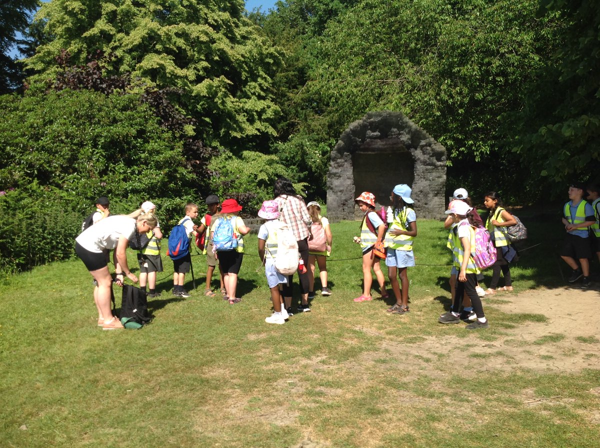 Year4Beck's tweet photo. We've had a brilliant day at Yorkshire Sculpture Park in the sunshine! We even had an ice lolly to cool us down. Thank you to all of our parent volunteers too. #BeckTrip #YSP #YSPlearning https://t.co/2MRjIpwTsg