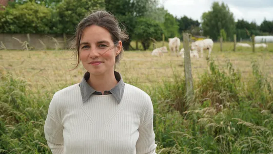 Victorine Alisse, capturer le visage du monde agricole radiofrance.fr/franceculture/… 'À papi Pierre-Jean, 
ce que je retiens, c’est ce goût pour le travail de la terre, cet amour pour cette vie au rythme des saisons.
Dans tes pas, j’ai essayé de me rapprocher de toi. 
Victorine.'