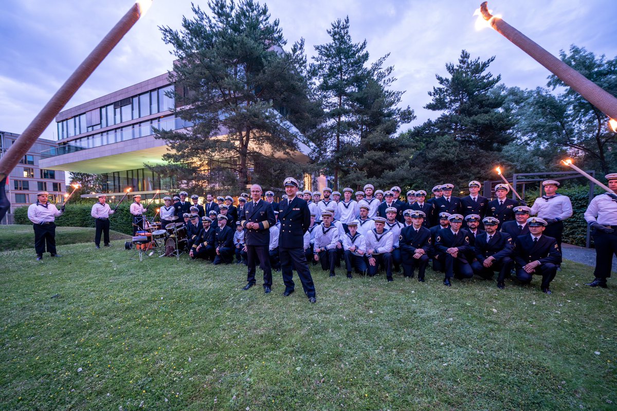 Auch in #Berlin hat die Marine gestern 175. Jubiläum gefeiert ⚓️🇩🇪🥂 Zum Parlamentarischen Abend in der Landesvertretung Hessens <a href="/HE_in_Berlin/">Landesvertretung Hessen in Berlin</a> waren gut 200 Gäste gekommen. Mehr Impressionen morgen auf Bundeswehr.de/marine 🙂 #Marine175 #WirsindMarine