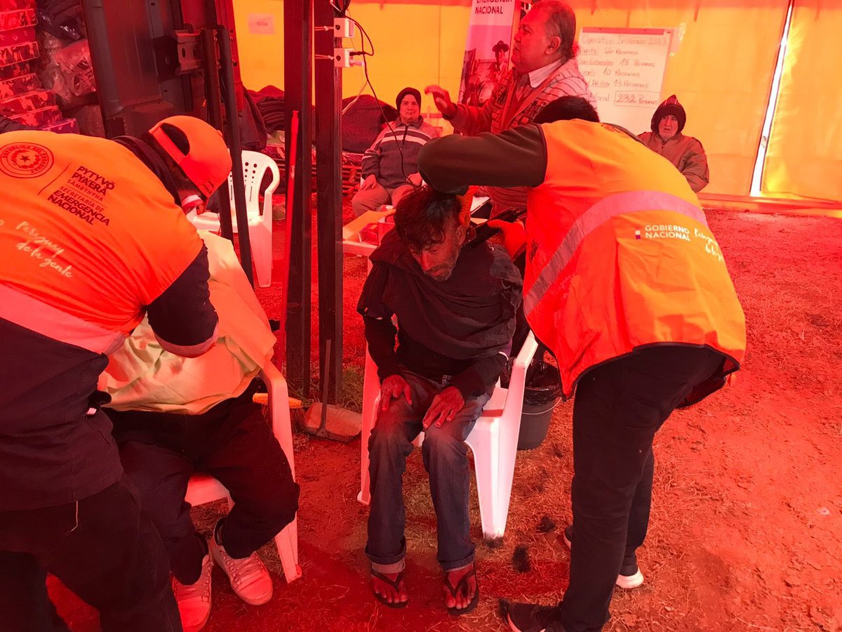 senparaguay's tweet photo. 📍#OperativoInvierno | Ducha caliente, recambio de abrigo, corte de pelo y uñas, atención médica, con derivación a centro asistenciales si hubiere necesidad, charlas amenas y mucho amor, así transcurre la mañana en nuestro albergue ubicado en la Costanera Norte de Asunción. https://t.co/KMMYUKHcm0