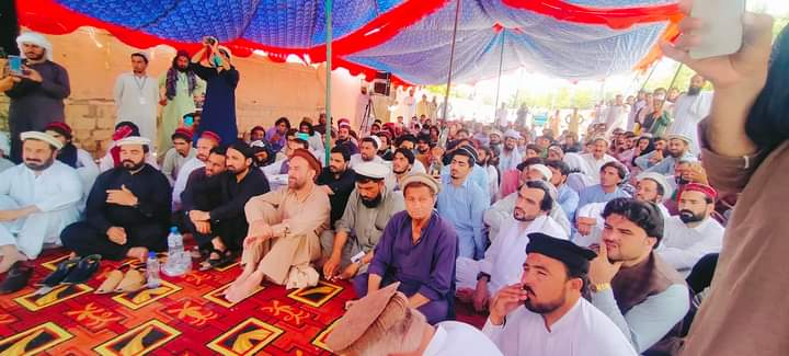 آج شمالی وزیرستان دھرنے کو دو ہفتے مکمل ہو گئے، جب کے پی ٹی ایم کے عہداداران عیدرحمان وزیر، زاكیم اور جلال 17 دن گزر جانے کے باوجود آرمی کے غیر قانونی حراست میں ہیں۔ محافظ مکمل طور پر عوام دشمنی پر اتر آئے ہیں، قانون کا پاس ہے اور  نہ ہی انسانیت کا لحاظ۔
#PashtunsSitInWaziristan