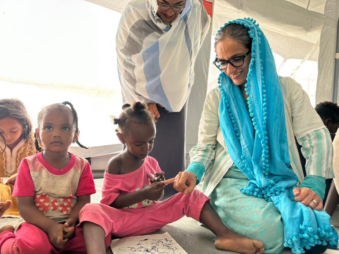 This morning, I visited a gathering site at #PortSudan.

All over #Sudan, @‌UNICEFSudan &amp; partners provide safe spaces where displaced children can heal, be with peers, and receive the psychosocial support they desperately need.

Glad to see children being children again.