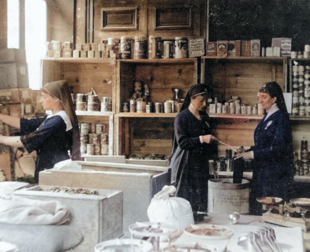 Préparation à la distribution alimentaire, permanence de Cirey sur Vézouze 1914 - 1918 (Meurthe-et-Moselle)
L’activité des infirmières ne fera qu’augmenter avec l’exode des civils qui fuient l’occupation allemande en 1916.