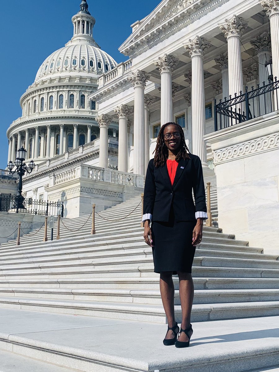 Beautiful day of advocacy with about 100 psychologists from @APA speaking to our representatives about child safety online and funding for mental health research to eliminate disparities. #APAAdvocacy #MentalHealthAwareness