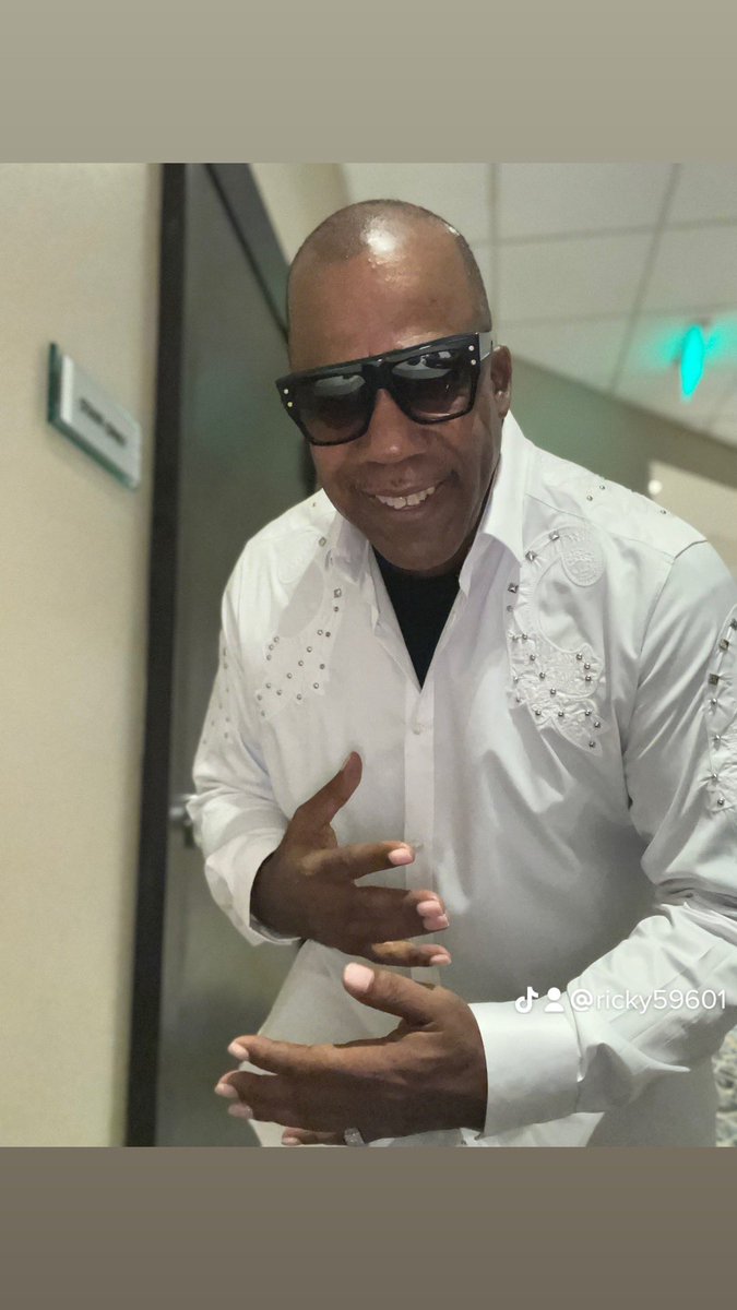 derae_ricky's tweet image. Smiling is good for the soul.