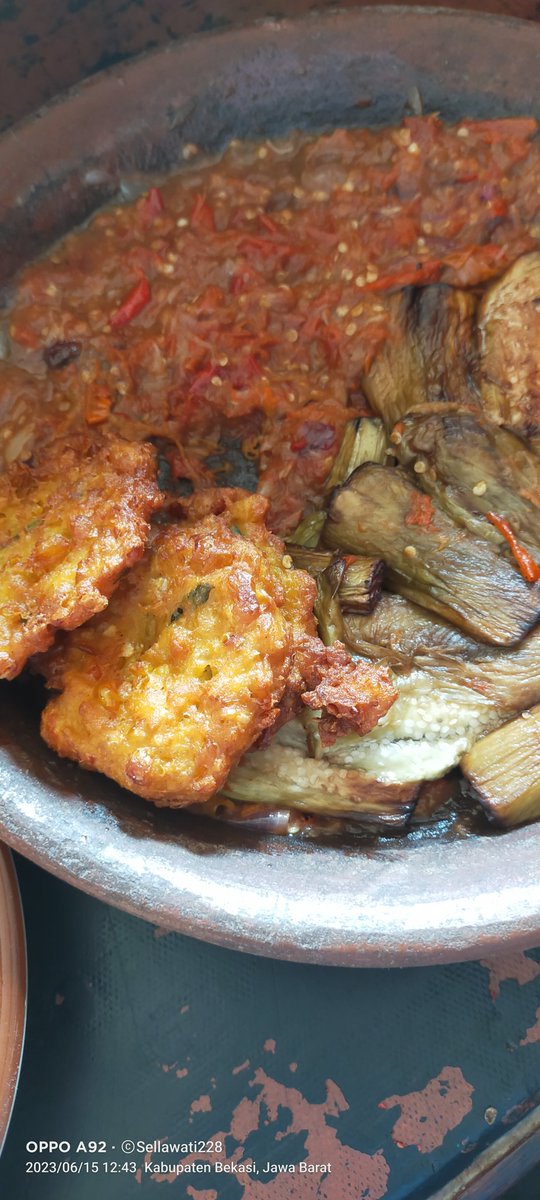 Cerita di sore hari.

Mas bojo:dek saiki dino opo?
Aku:kamis mas
Mas bojo:malem opo?
Aku:malem jum'at
Mas bojo:ko pean masak terong
Aku:emang nyapo mass?😑😑
Mas bojo:ora tangi loh engko🤣🤣🤣
Aku:🙄🙄🙄,ambe rodo ngelag otakke🤧

Bojo ku mengsle😭😭😭
Pekoro sambel terong🤧🤧🤧