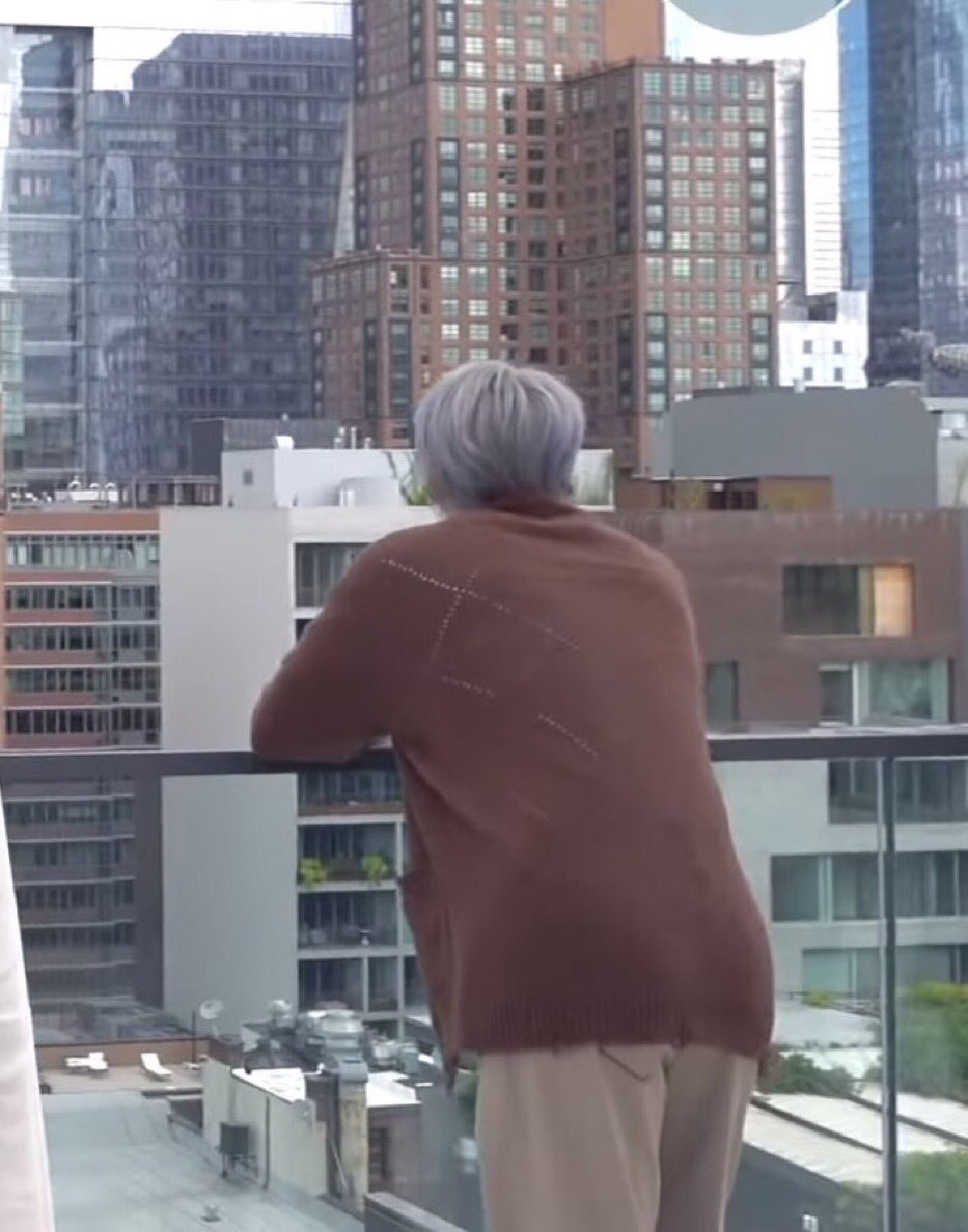 Taehyungun yayınını kaçır mışım bir müddet şu şekil hayatı sorgulayacağım