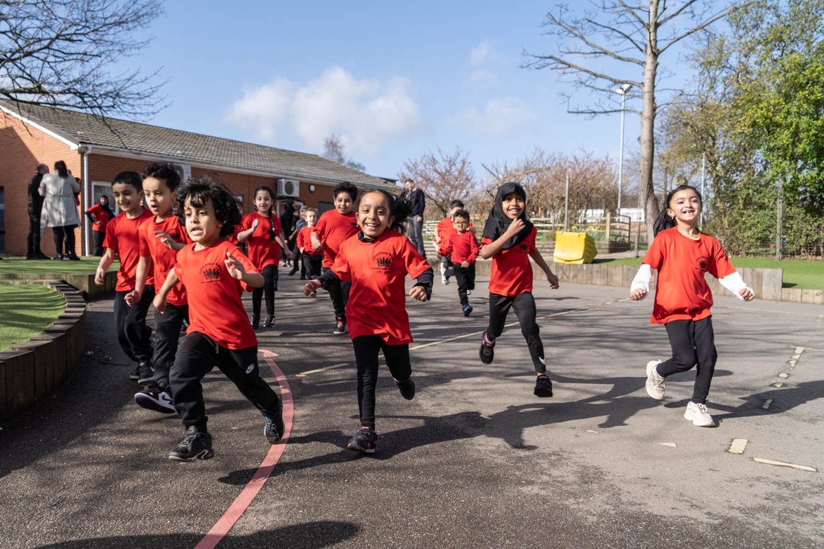 It's #NationalSchoolGroundsWeek! 🌳 We encourage you to get outside and use your outdoor space - however large or small - through doing The #DailyMile! 🏃‍♀️👨‍🦽🚶 For more information on The #DailyMile, check out our website ➡️ thedailymile.co.uk