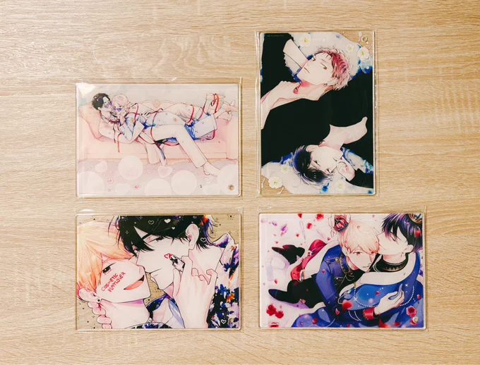 コスラバ原画展のグッズ今日はアクリルプレートを撮りました。 アクリルのおかげで絵がつやつやして見えます 後ろが透けるのもかわいい