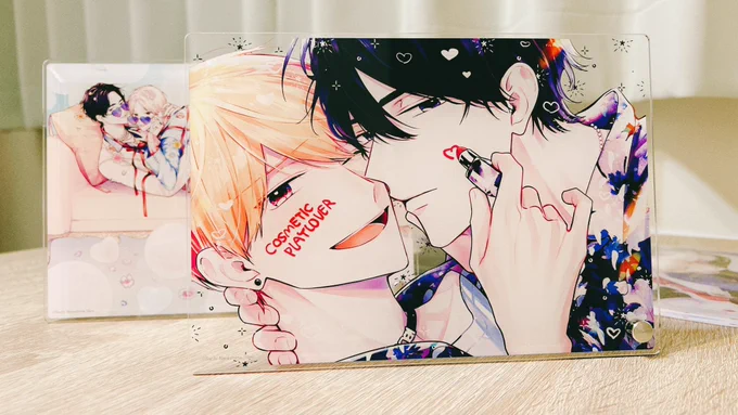 コスラバ原画展のグッズ今日はアクリルプレートを撮りました。 アクリルのおかげで絵がつやつやして見えます 後ろが透けるのもかわいい