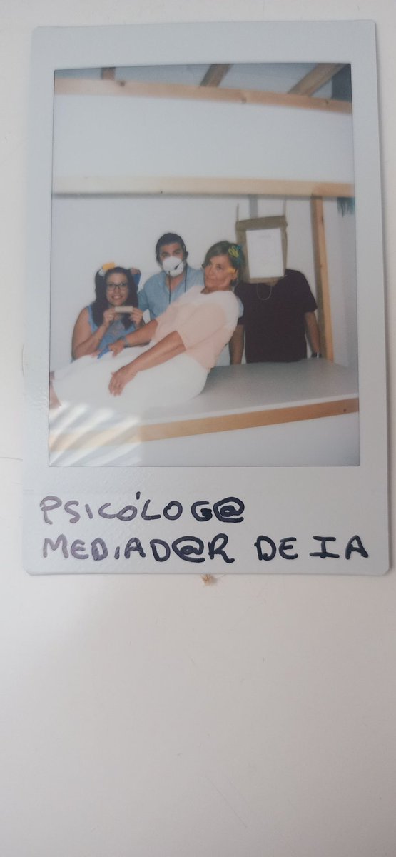 cprdemerida's tweet photo. En jornada final #cqae el grupo de @tesorodeveronyk , Isabel, @jpaulus77 y Miguel ya ha inventado su profesión para el futuro: Psicólogo-mediador entre Humanos e Inteligencia Artificial. @InnovacionForm @UpeBadajoz https://t.co/0IPzoafMEh