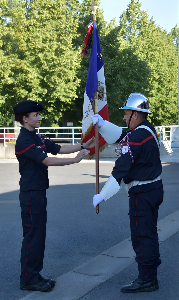 SDIS_18's tweet photo. [CÉRÉMONIE]
La Capitaine Alice CLEMENCEAU a pris la tête du centre de secours principal de #Bourges Gibjoncs.

Elle succède au Capitaine Thomas HOCHET chef du CSP de 2016 à 2022

Pleine réussite dans leurs nouvelles fonctions !

#cérémonie #carrière #pompiers18 https://t.co/HvydPEvJcc
