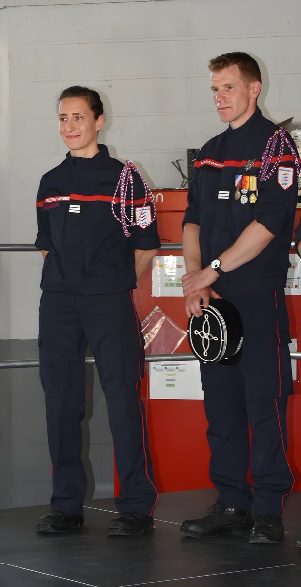 SDIS_18's tweet photo. [CÉRÉMONIE]
La Capitaine Alice CLEMENCEAU a pris la tête du centre de secours principal de #Bourges Gibjoncs.

Elle succède au Capitaine Thomas HOCHET chef du CSP de 2016 à 2022

Pleine réussite dans leurs nouvelles fonctions !

#cérémonie #carrière #pompiers18 https://t.co/HvydPEvJcc