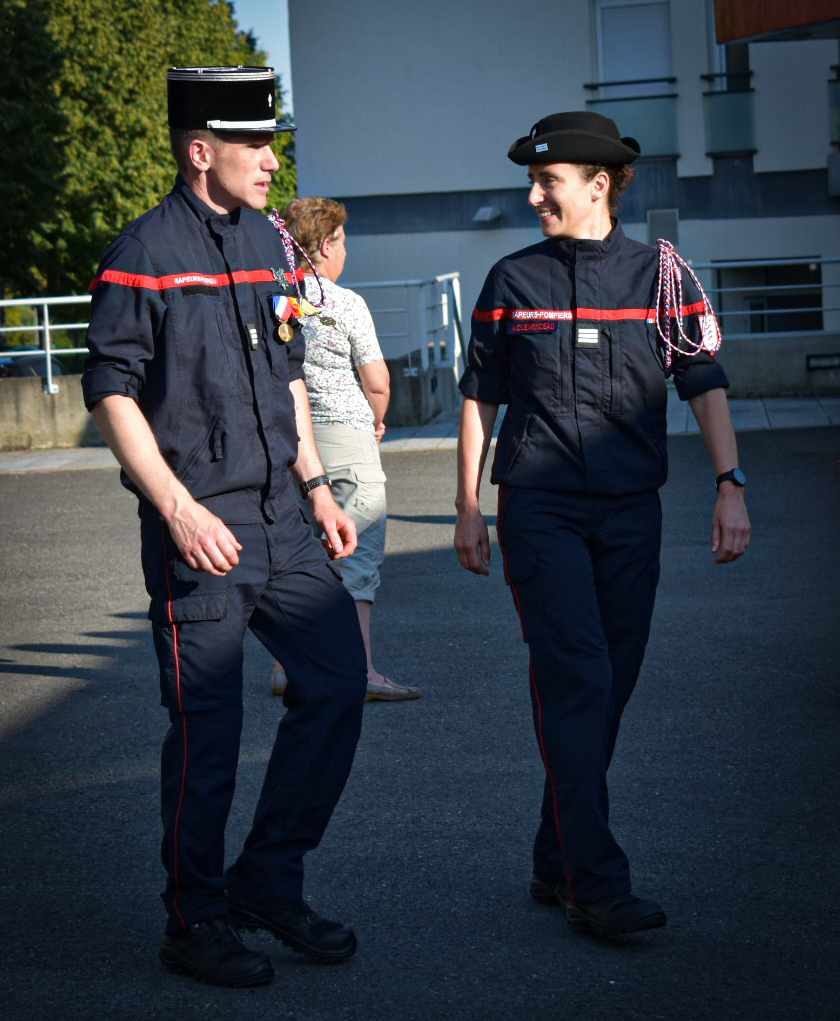 [CÉRÉMONIE]
La Capitaine Alice CLEMENCEAU a pris la tête du centre de secours principal de #Bourges Gibjoncs.

Elle succède au Capitaine Thomas HOCHET chef du CSP de 2016 à 2022

Pleine réussite dans leurs nouvelles fonctions !

#cérémonie #carrière #pompiers18