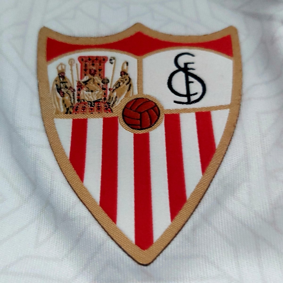 SVQBRS1's tweet image. ¿Cómo os gusta más el escudo del #SevillaFC en las equipaciones?

RT 🔁 𝐁𝐨𝐫𝐝𝐚𝐝𝐨
MG ❤️ 𝗣𝗲𝗴𝗮𝗱𝗼