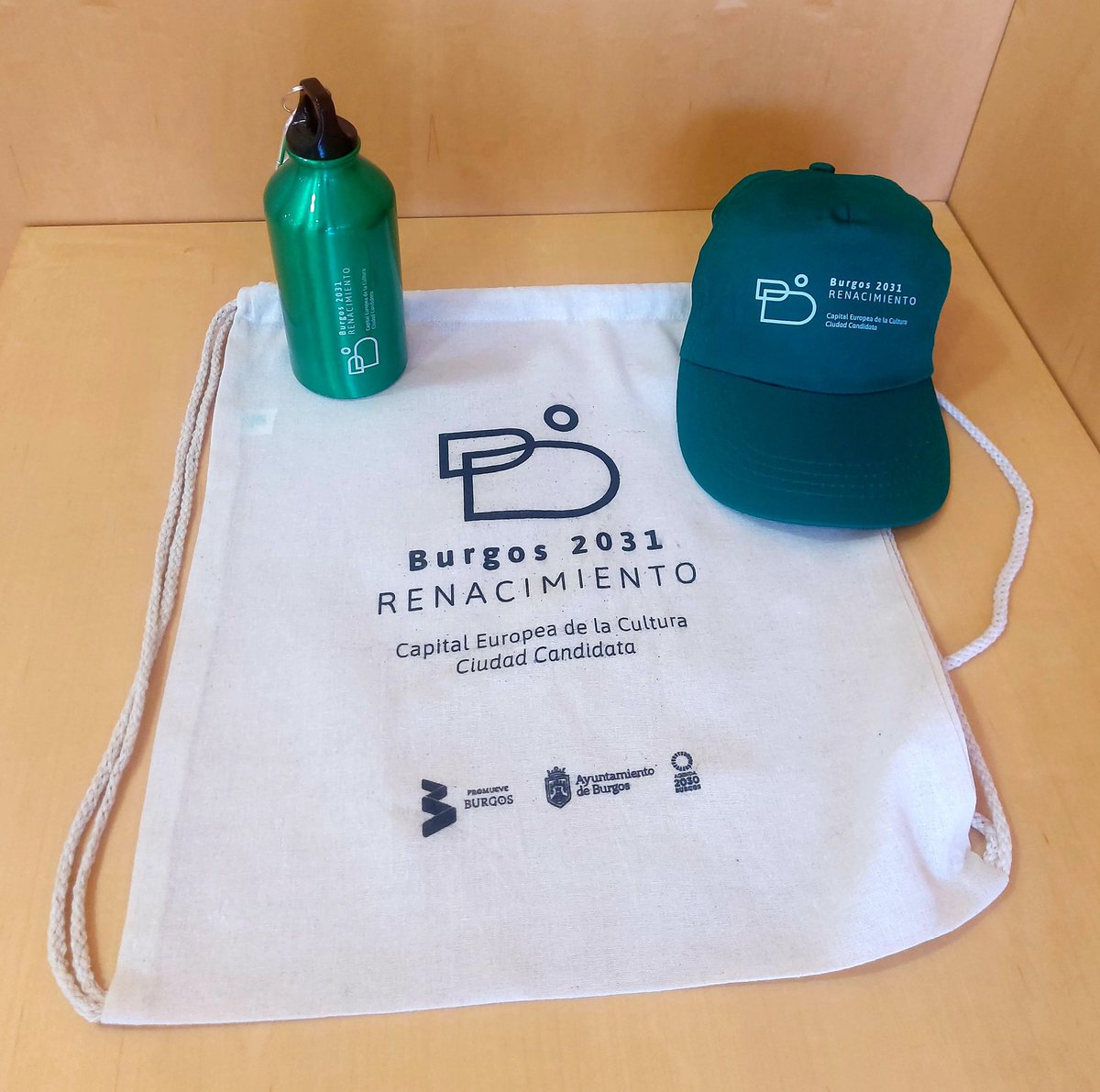 Burgos2031's tweet photo. 🚨 Sorteamos 5 lotes de merchandising de Burgos 2031. Camiseta blanca, camiseta verde, bolsa, mochila, gorra y cantimplora.
📌 Tienes que retuitear este tuit y seguir esre perfil de twitter.
📌 Los ganadores podrán recoger el lote el miércoles 21 de junio en el Fórum Evolución. https://t.co/Q70nygRjAt