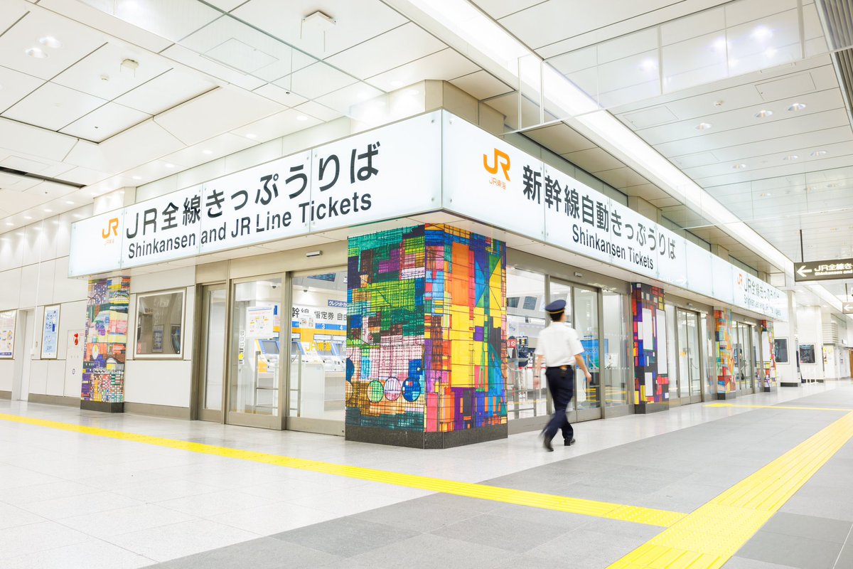 【 異彩が彩る、東京駅 】

ヘラルボニー異彩作家が、東京駅を彩る光景が広がっている。まるで夢のような景色だ。

異彩が、誰かの思い出を彩っていくみらいが、日本の中心に生まれた。

あなたの旅のはじまりに、彩りを。　

全ての人の旅が、より晴れやかなものでありますように。