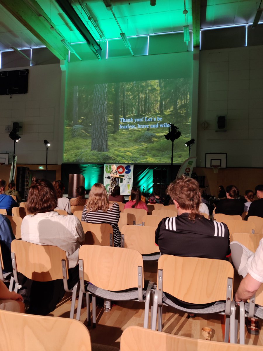 <a href="/UlosUtOut/">ULOS–UT–OUT</a> Kanadalaisen Simon Fraser -yliopiston professori, ulkona oppimisen maailmantähti Sean Blenkinsop luennoi tänään innostavasti. "Mitä oma lempipuusi haluaisi kertoa itsestään?"  #seinätönkoulu #ekososiaalinenkulttuurinmuutos