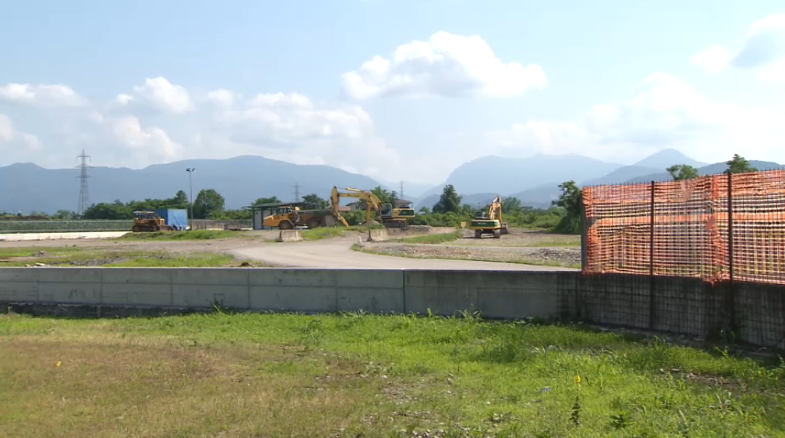 TgrRaiLombardia's tweet photo. Operaio muore colpito alla testa dalla sponda di un camion. L'incidente nel tardo pomeriggio di ieri a #Calcinate, in provincia di #Bergamo. E' la terza vittima sul lavoro in tre giorni in Lombardia. #IoseguoTgr @TgrRai
https://t.co/qwtTh67wfg https://t.co/DSpnYvdXlj
