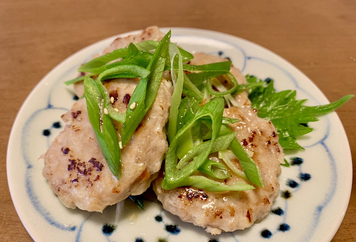 🥢今日の一品、鶏つくねナンプラーベースのピリ辛タイ風たれ 九条ネギのせ Chicken patties with spicy Thai sauce and Kujo green onion.