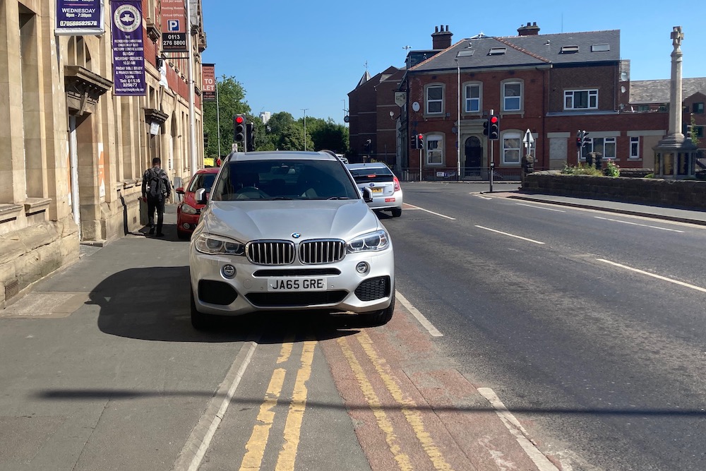 BeestonJeremy's tweet image. Some people seem to think that the offence of parking on a double yellow line is mitigated by also parking on a cycle lane and pavement #nameandshame #BMWdrivers