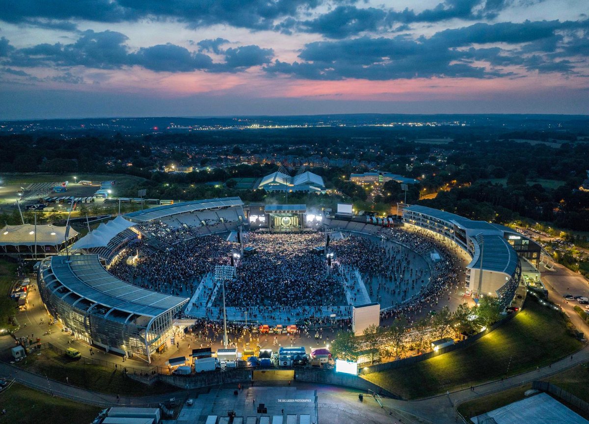 bigladderdrone's tweet photo. The Arctic Monkeys looking good on the dancefloor at the Ageas Bowl in Southampton last night. ©️
#arcticmonkeys #ageasbowl https://t.co/RwxdVv18k4