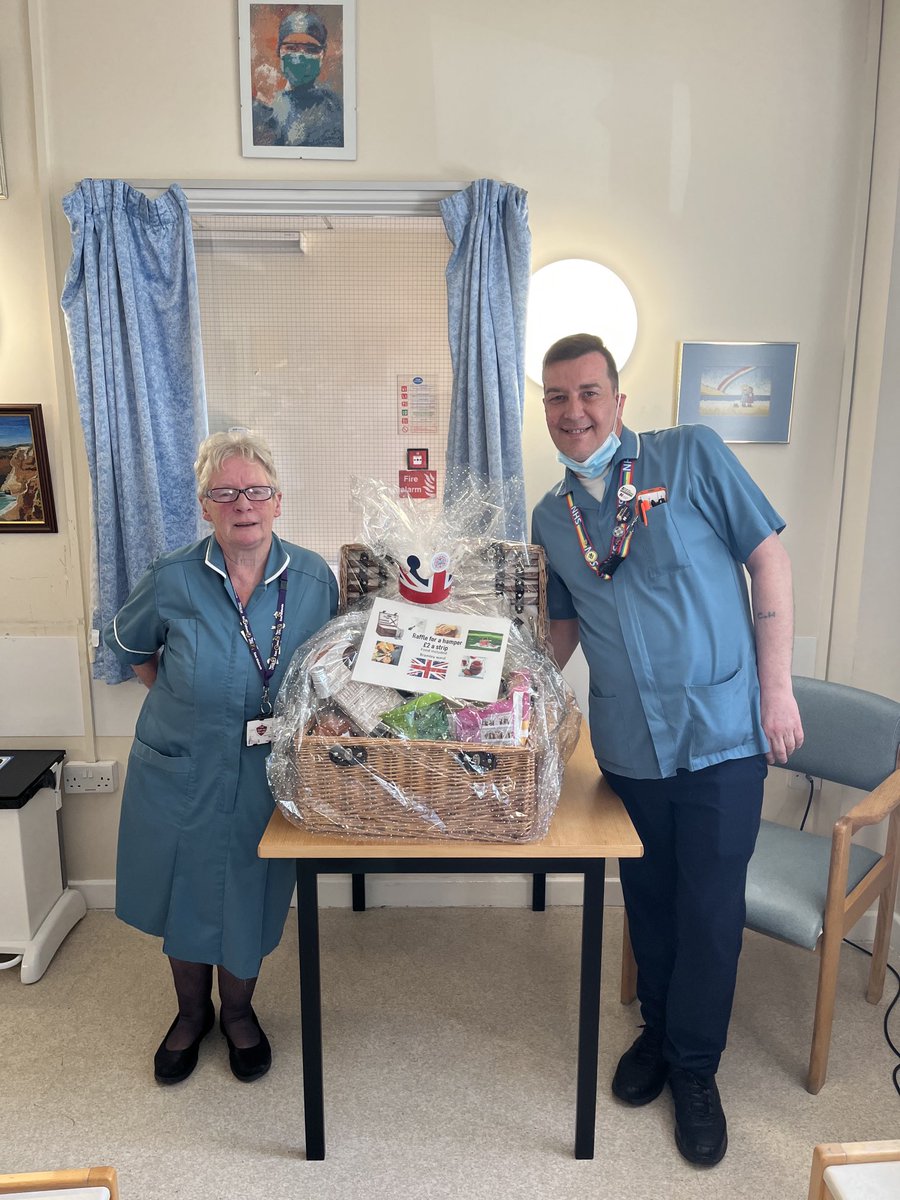 Out of 300+ tickets, our very own Angie won the hamper! 👏🏾👏🏾⁦@NuhRopd⁩ ⁦@TeamNUH⁩ ⁦⁦@bramleyward1⁩ ⁦@NUHrenalHTU⁩