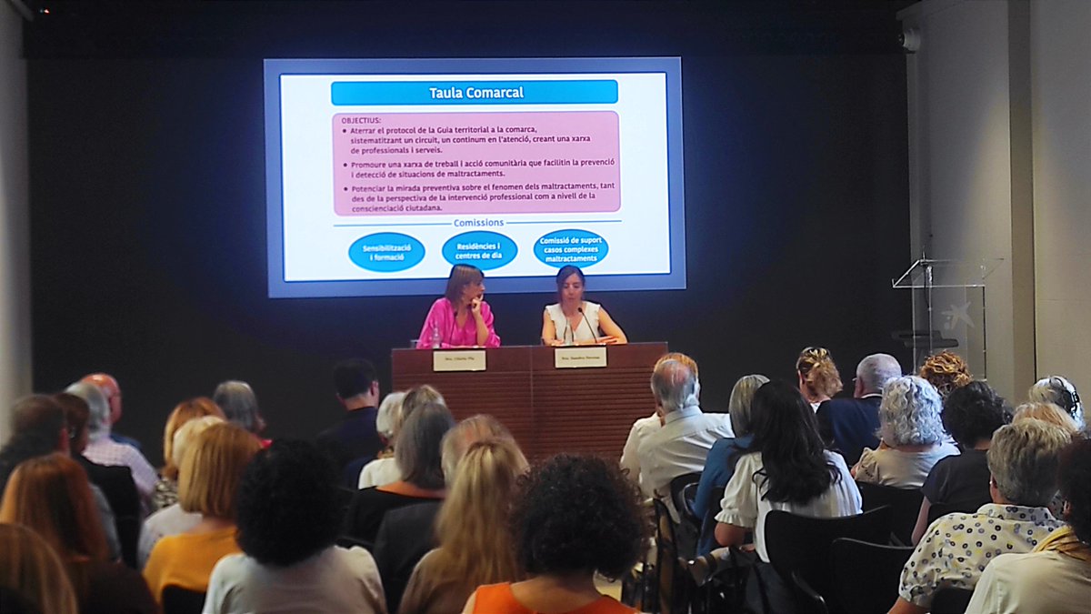 Escoltant la Sandra Devesa i la Glòria Pla. Taula Comarcal de l'Alt Empordà, una proposta d'intervenció preventiva i comunitària contra el #maltractament a les #personesgrans
#ElBonTracteEnsFaGrans