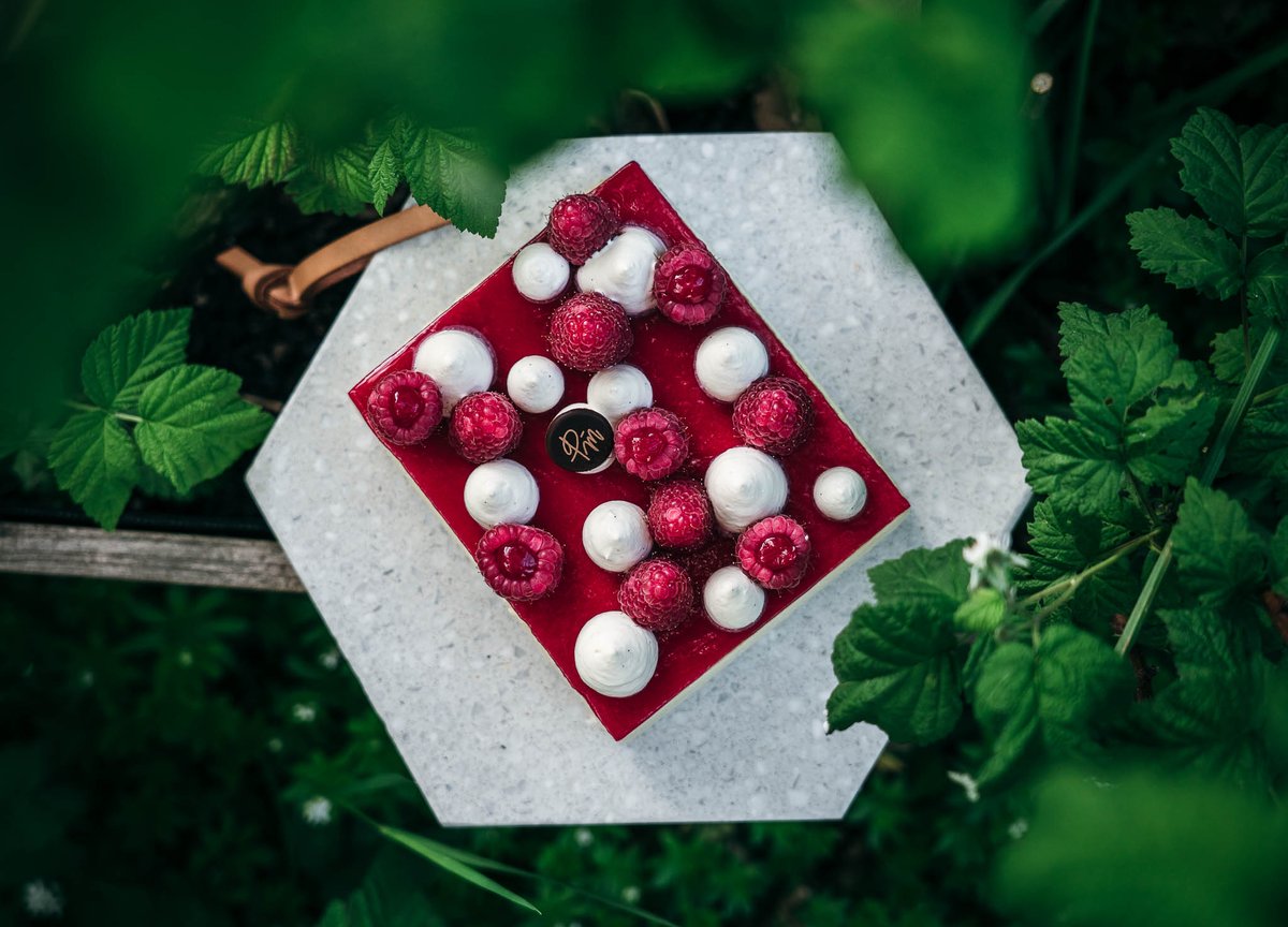 nozimages's tweet photo. Les fruits rouges arrivent et voici une série de photos d'un shooting bucolique des desserts de la pâtisserie Pier-Marie 🍓🍒
#framboise #fraise #raspberry #strawberry #nozimages #studioculinaire #foodphotography  #dessert #pastrychef #pastry #patisserie #patisseriefrancaise https://t.co/665eotsV5v