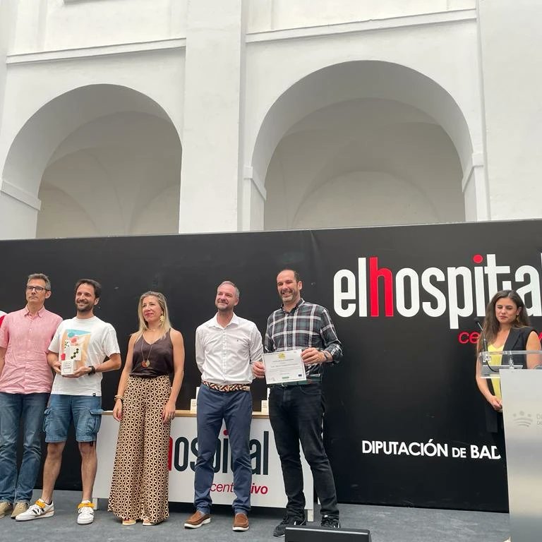 IesoQuercus's tweet photo. Francisco Javier Garrido y Jorge Castillo recogen el premio por los 5 años del programa #CqAE durante la sesión final en #elhospitalcentrovivo de #Badajoz con @DavidPeaRodrgu2 al que agradecemos su ayuda y @juanpiorange #InnovaEx @InnovacionForm @UpeCaceres @Junta_Educacion https://t.co/qknMfHBOJl