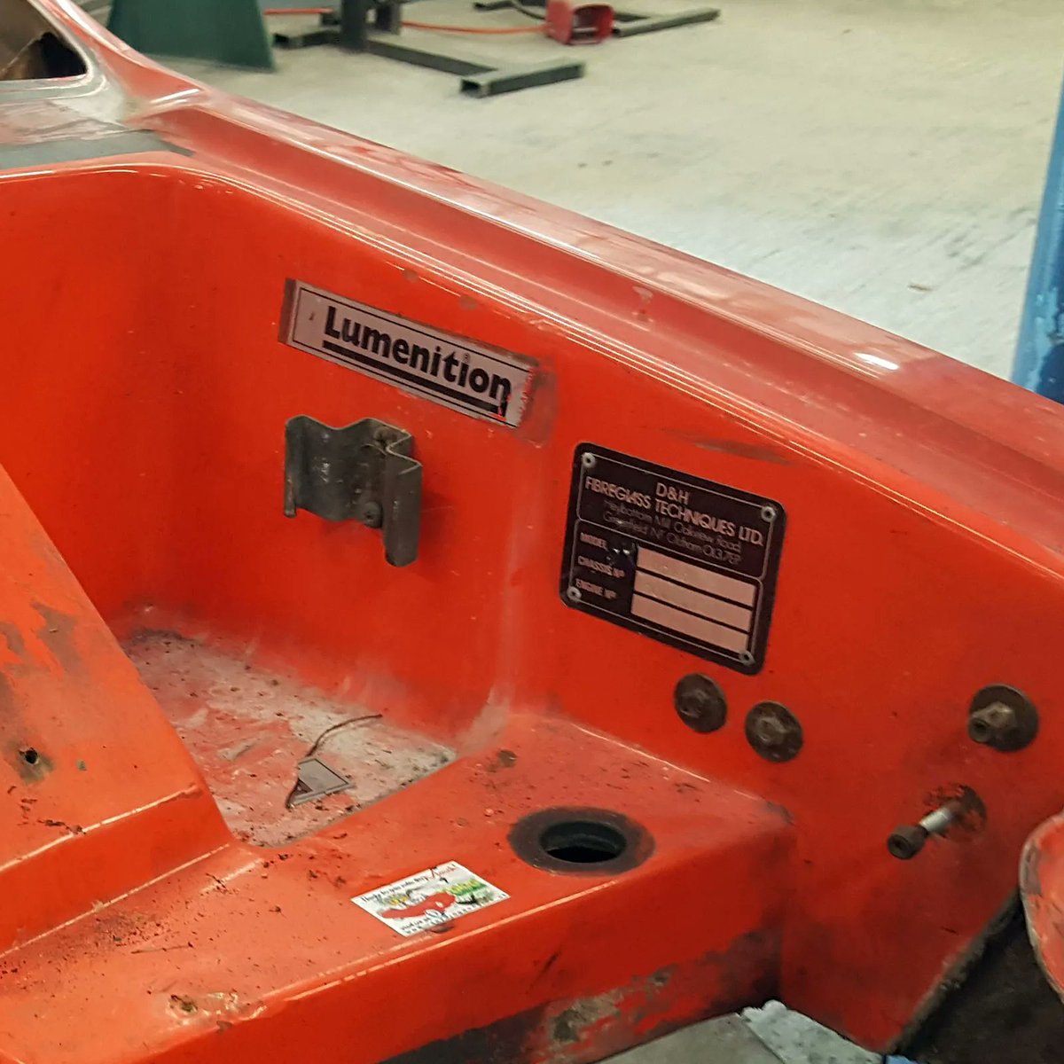 70sResto's tweet image. Uncovering the original manufacturers plate on this #Midas #MkII restoration project. 👀 It's always great to find these little details that add to the authenticity of the build. #MiniMidas #CarRestoration #ClassicCar #ClassicCarRestoration #AutoRestoration #CarEnthusiast