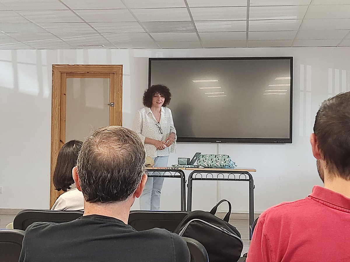 Este curso nos despedimos de nuestra querida compañera Mar, profesora de Latín y Griego, que se jubila el día 30. Tanto compañeros como alumnos te echaremos muchísimo de menos.