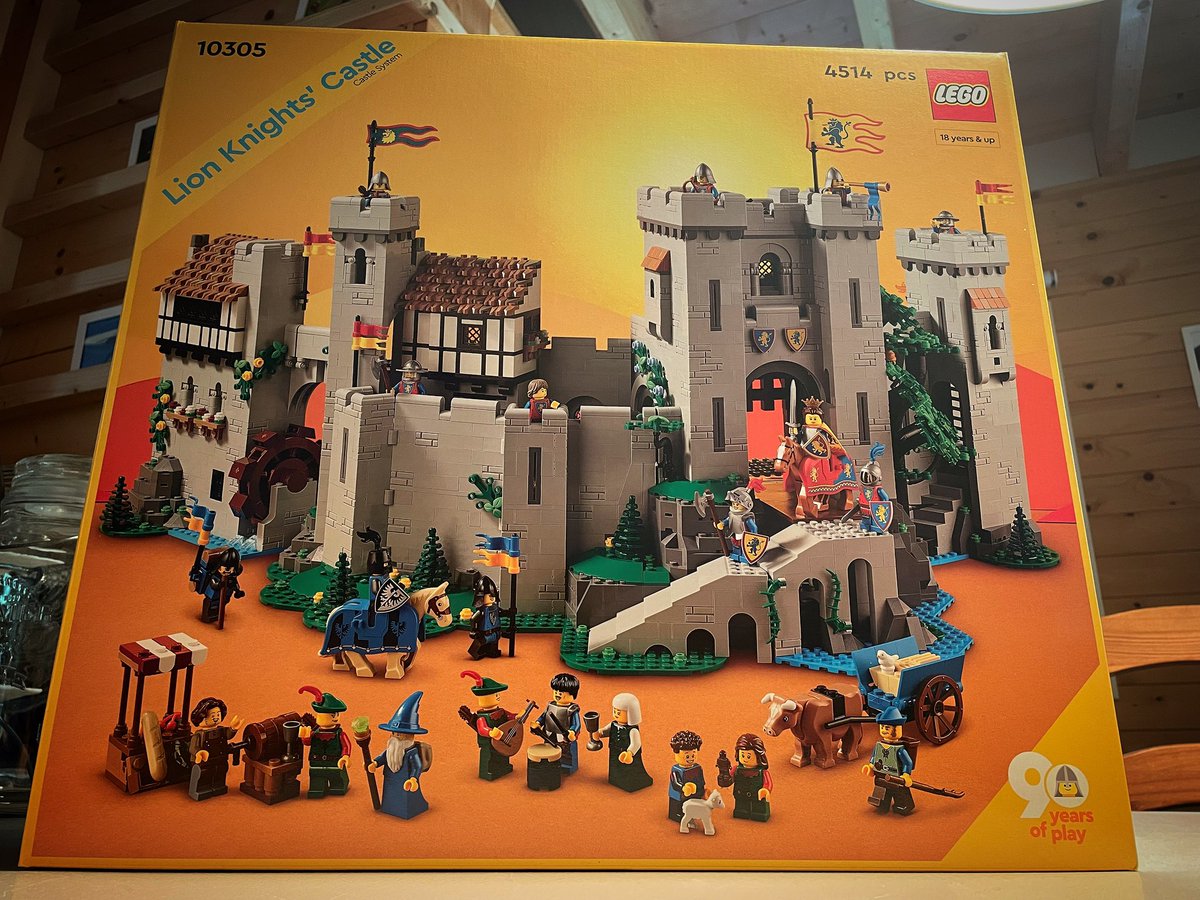 FINALLY❤️ A 40+year old childhood dream owning a <a href="/LEGO_Group/">LEGO</a> castle coming true. After all the dreaming, it’s here! Which can only mean one thing; a #legocastle 👑 #brickmap will be designed!💪🏻🥰 Little patience before its for sale.. #lego #legophotography #legoleaks #legoknights