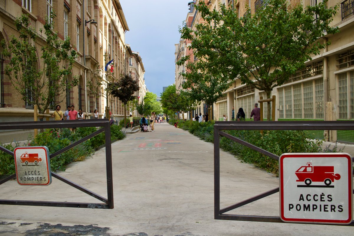 Everyone loves #SchoolStreets - even on a Saturday! ✨🤸 I had the pleasure of stumbling across a permanent School Street in #Paris, complete with metal barricades, trees, shrubs, plants, benches, and artwork.